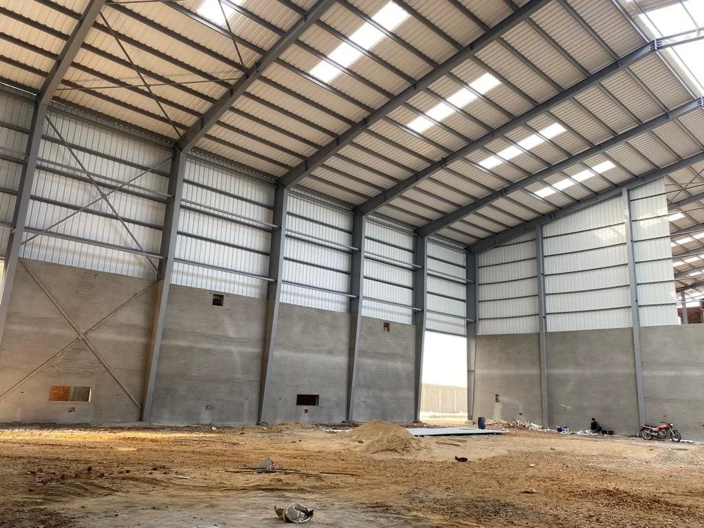 Bâtiment en bord de mer avec toiture en tôle PVC Agrembal